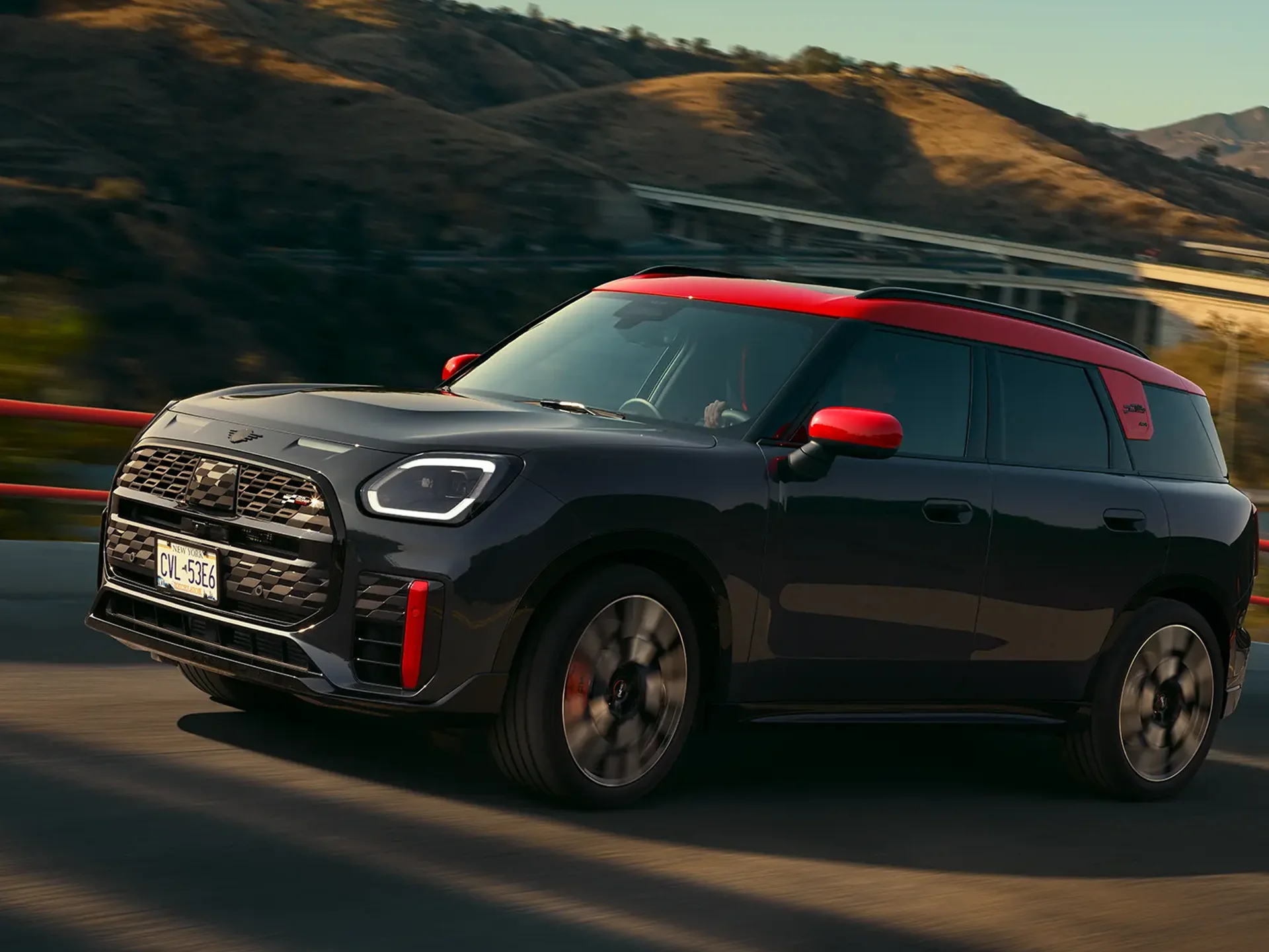 MINI John Cooper Works Countryman ALL4 - Yan Görünüm