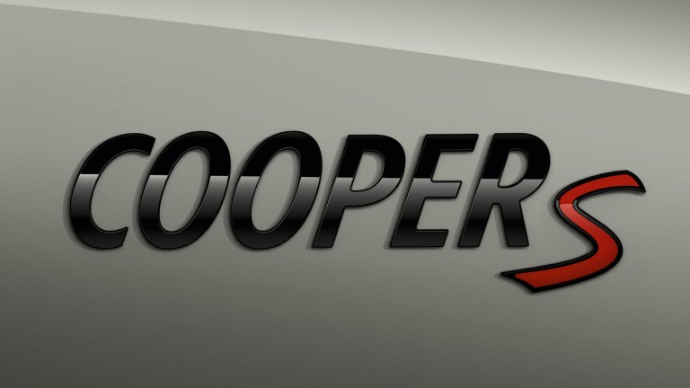MINI Cooper S – marka logosu – piano black ve kırmızı