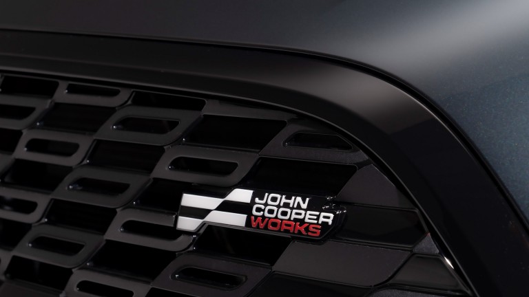 MINI John Cooper Works Clubman – ön ızgara – JCW amblemi